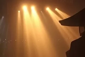《雾中钟楼》封面，浓雾中的砖砌钟楼与锈蚀指针