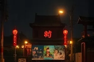 《沙丘上的邮差》封面，皮卡车辙延伸进沙丘深处