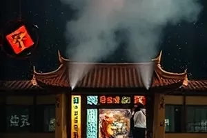 《青瓦小院》封面，青瓦屋檐下晾晒的竹编簸箕