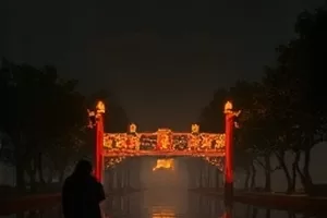 《白桦与铁轨》封面，白桦林间笔直延伸的旧铁轨