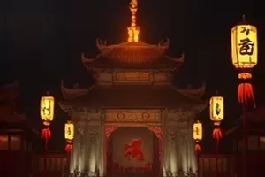 《折返点》封面，田径场弯道与逆光奔跑的身影